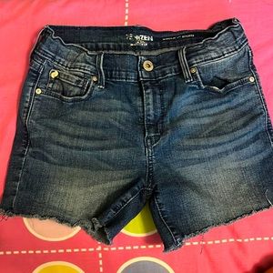 This is for a girls, beautiful and comfortable Short!